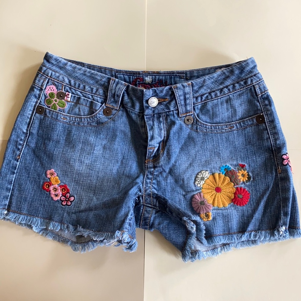 Candie’s Floral Embroidered Frayed Hem Jean Shorts Juniors 5